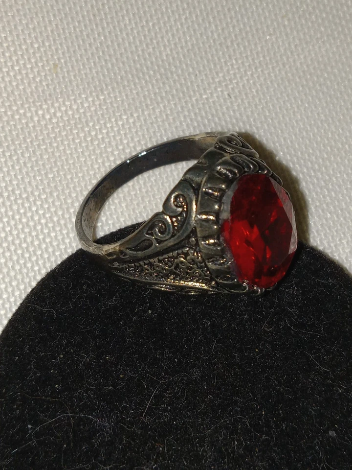 Anillo de vidrio facetado rojo gótico/halloween BIG RUBY LOOK talla 9,5 Foto 3 de 4