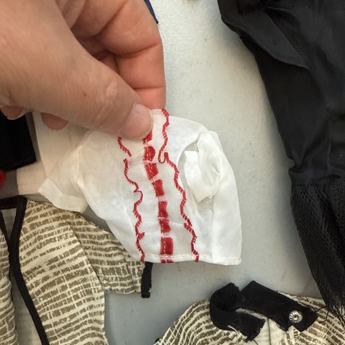 Lotto vestiti e accessori vintage BARBIE & KEN DOLL anni 60 30+ pezzi + 15 hangar - Foto 8 di 23