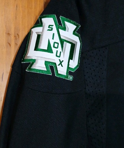 University Of North Dakota UND Fighting Sioux Hockey Trikot K1 schwarz YXL - Bild 10 von 13