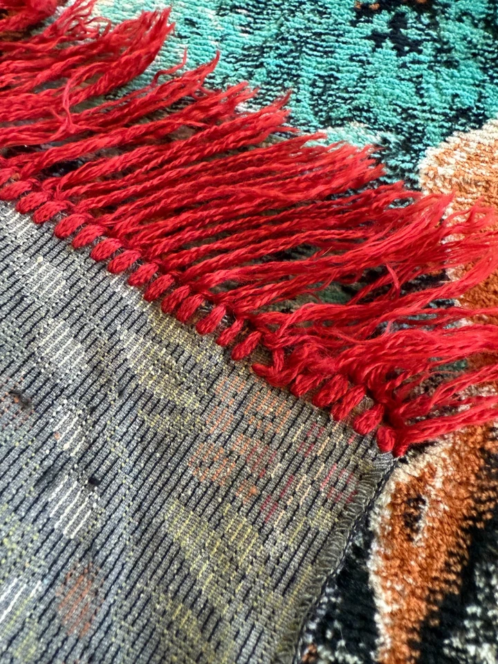 Vintage TAPIZ CIERVO 35"X21" Buck Doe en bosque con flecos rojos colgante de pared años 70 Foto 4 de 4