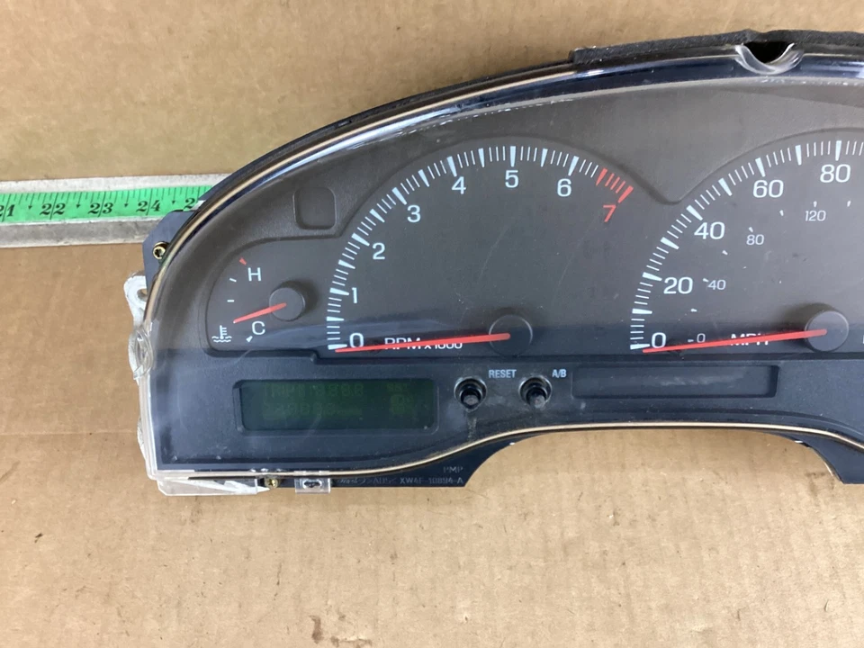 2000 - 2002 Lincoln LS Speedometer Instrument Cluster 257-03381 - Image 2 of 4