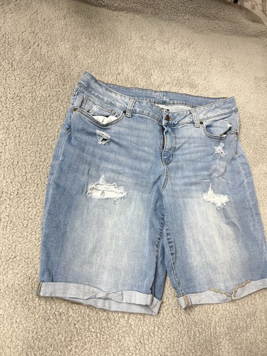 Time & Tru Shorts Women Size 18 Mid-Rise Cuffed Denim Blue Stretch Distressed - Picture 3 of 16