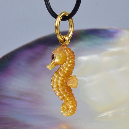 Seahorse Pendant Carved Mother-of-Pearl & Gold Vermeil on Sterling Silver 3.48 g - Picture 5 of 14