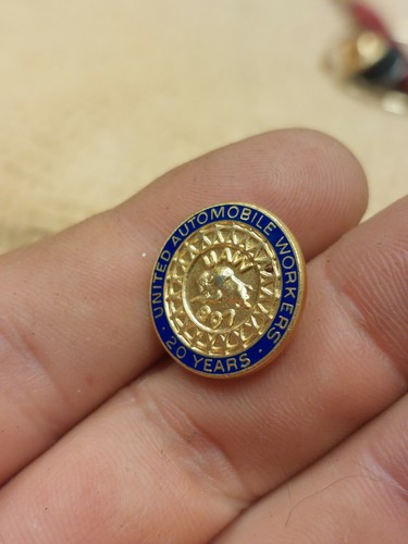 Spilla bavero United Automobile Workers 897 UAW 20 anni servizio sindacale 24 placca oro - Foto 3 di 5