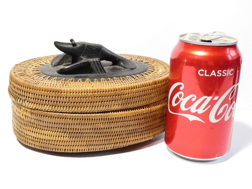 Vintage Lombok Indonesian Carved Wood CRAYFISH on Woven Basket Lid FINE WORK - Picture 3 of 12