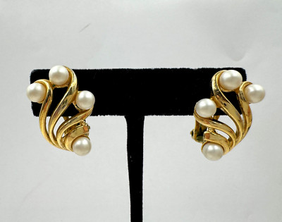 CROWN TRIFARI SIGNED VNTG RETRO EARRINGS GOLD TONE FX PEARLS DINAMIC CURVE CLIP