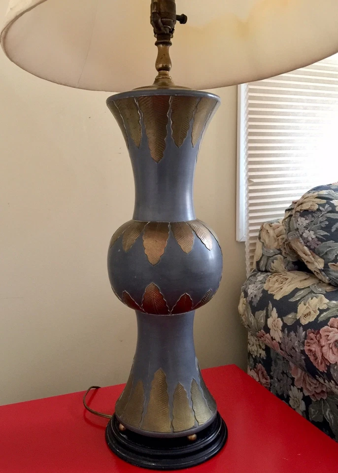 Jarrón balaustre chino antiguo raro de peltre con incrustación de latón lámpara transformada Foto 2 de 4