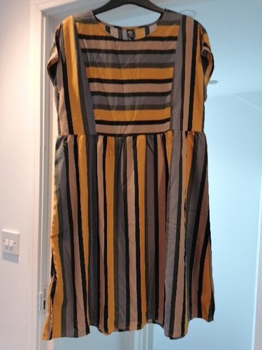 Schönes senf, beige & grau gestreiftes Kleid - Größe M