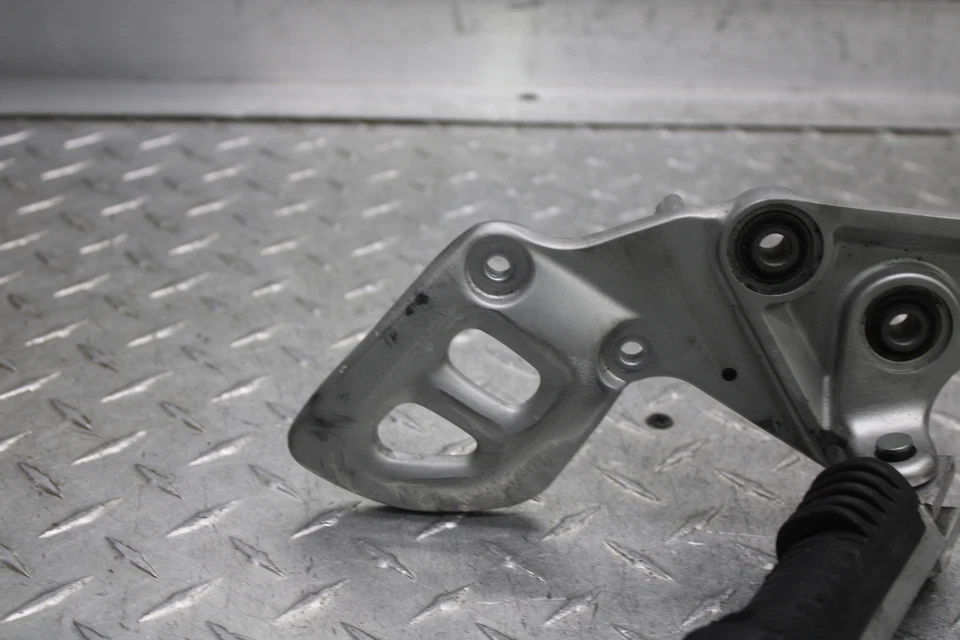 Juego de estriberas delanteras Suzuki Hayabusa GSX1300R 2004 43510-24F00 43521-24F00 Foto 2 de 4