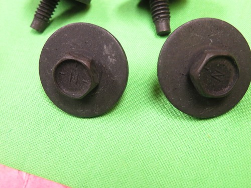 69 70 Mustang Fastback Tapa de maletero y bisagras Kit de pernos - Imagen 5 de 5