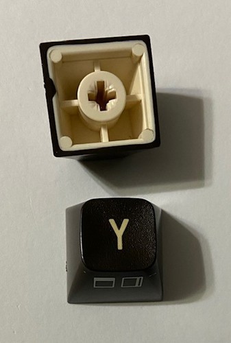 Commodore Vic 20 Early Model Keycaps, Key Stems, and Springs - Picture 28 of 67