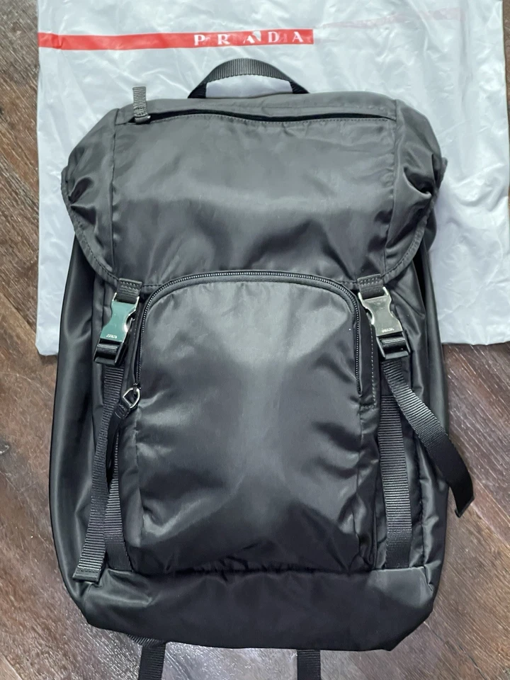 Bolso Mochila Prada Logo Tessuto Tamaño Completo Nero Nylon SHW Italia Como Nuevo Foto 3 de 4