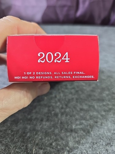 Ornamento Hallmark 2024 - 'RENA SORPRESA' - Scatola misteriosa sigillata! - Nuovo con scatola - Foto 6 di 7