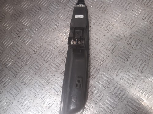 2002 VOLVO V40 DRIVER SIDE ELECTRIC WINDOW SWITCH 30889750 - Picture 2 of 2