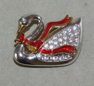 Signed-Swan-Swarovski-Christmas-Red-Enamel-Bow-Swan-Bird-Silver-Pin-Brooch-9j-41