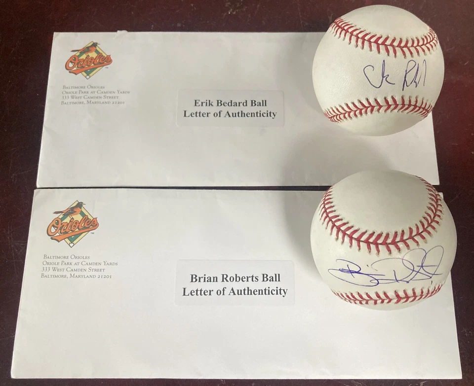 Lot of Two Baltimore Orioles Baseballs signed by Erik Bedard & Brian Roberts - Imagem 3 de 4