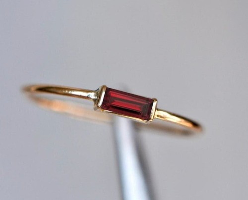 Minimalistischer Versprechensring Baguetteschliff roter Granat 14K Gelbgold vergoldet Silber - Bild 2 von 3