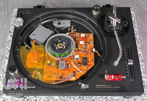 Technics SL-1200MK4 Black direct drive turntable in Very Good Condition - Picture 18 of 24