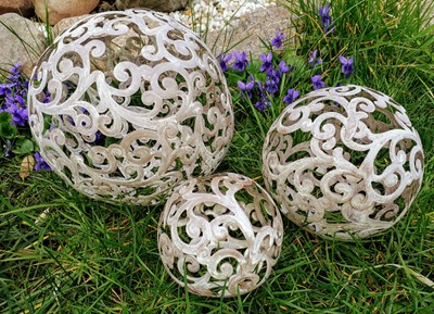 3er Set Dekokugeln Gartenkugeln Blume Ranke Metall 10 15 20cm