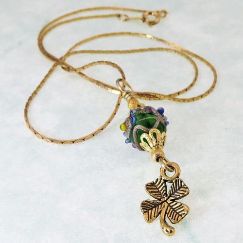 Reclaimed Treasures -- Goldene St. Patrick Vierblättriges Kleeblatt Halskette von SoniaMcD - Bild 1 von 11