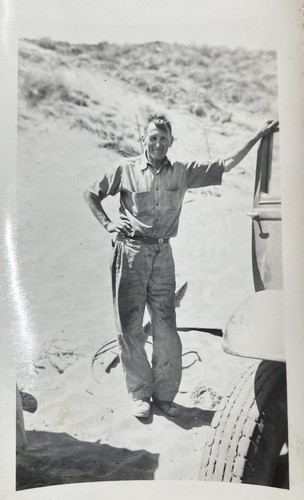 Foto vintage de 1940 3x5 en blanco y negro de joven guapo con mano en la cadera - Imagen 1 de 5