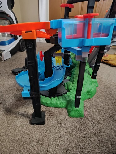 Hot Wheels Ultimate Gator Car Wash Play Set w/ Color Shifters Car W/ 17 Cars - Picture 11 of 21