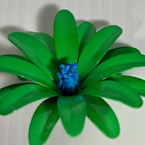 Vintage Quality Metal Enamel 2.5” Bright Green Flower Daisy Brooch Pin - Picture 3 of 4