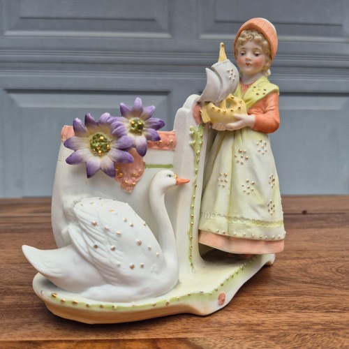 Antigua jardinera alemana de bisque niña con cisnes pintada a mano 8 7/8" - Imagen 6 de 23
