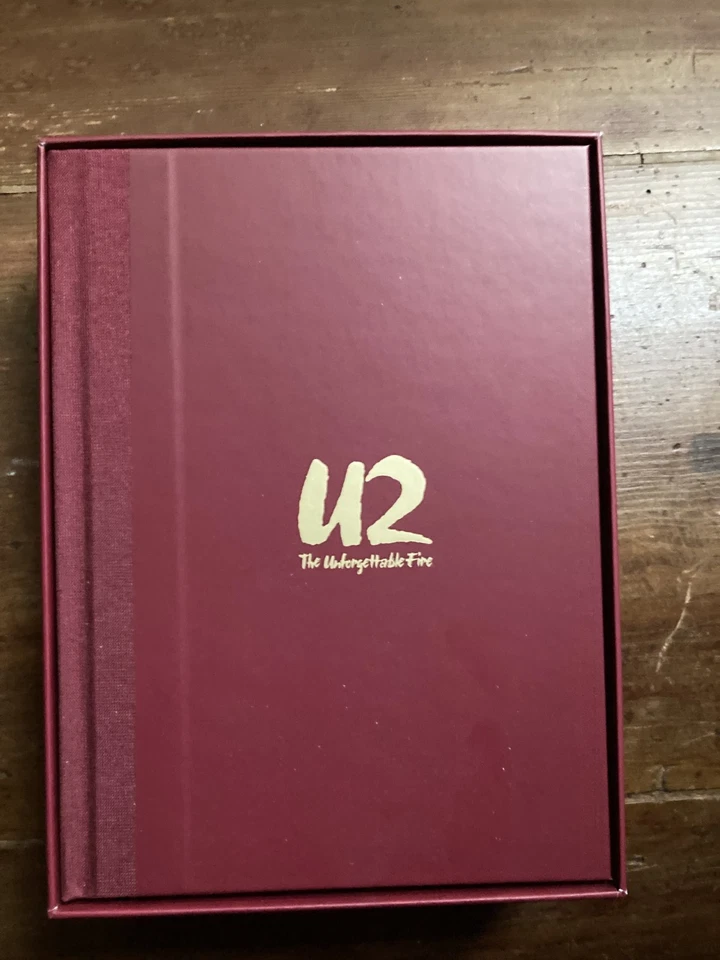 U 2 Box - THE UNFORGETTABLE FIRE - 2 CDs/ DVD/ BUCH /FOTO SET - Bild 2 von 4