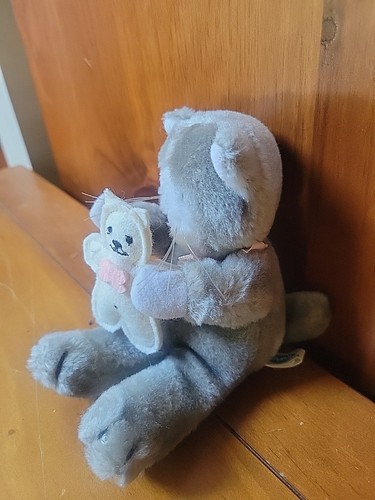 De Colección Dakin Peluche Gatito Gato Gris Gris Blanco Sosteniendo Blanco Fieltro Gatito Rosa Arco VER - Imagen 3 de 11