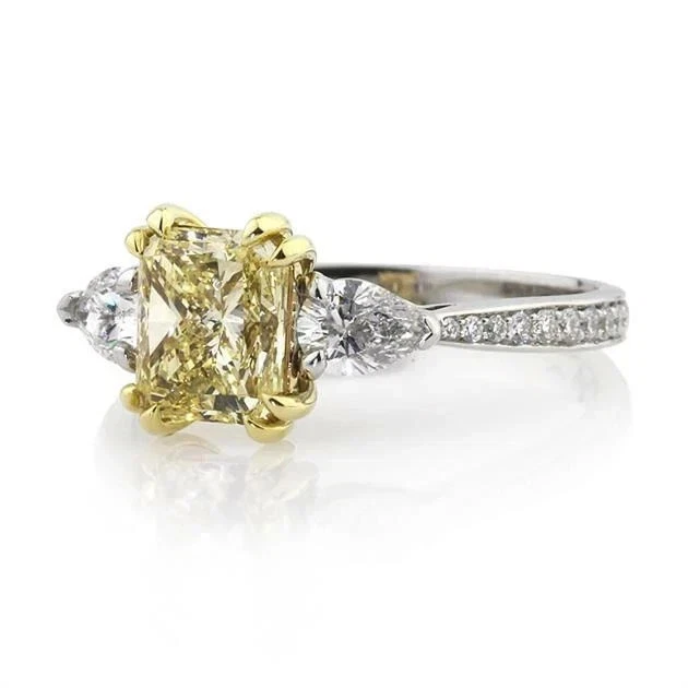 Anillo de compromiso de diamantes de corte radiante amarillo de 2 quilates enchapado en oro blanco de 14 quilates Foto 4 de 4