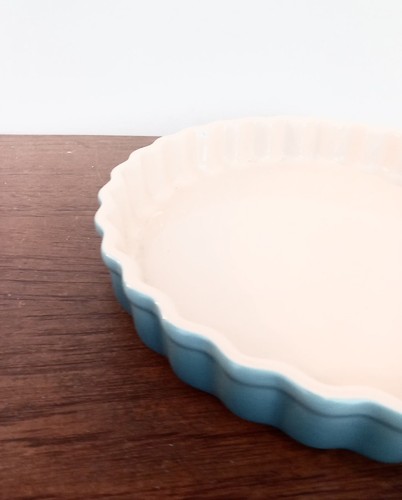 Le Creuset NEW Ceramic Caribbean Blue Round Fluted 24x24 Oven Dish - Picture 3 of 6