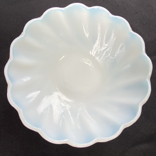 Vintage opalisierend weiß Milch Hasel Atlas Glas umgekehrter Wirbel Beeren Schüssel 4,75" - Bild 2 von 11