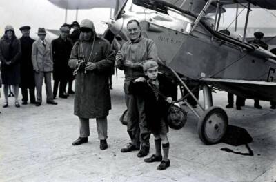 Captain Malcolm Campbell Stands By Plane With His Family 1928 OLD PHOTO