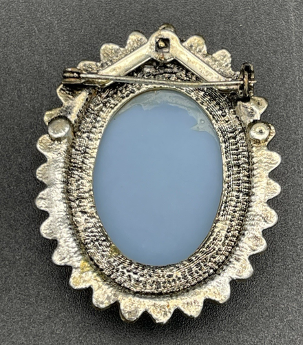 Broche camafeo ovalado vintage azul tono plata aprox. 2" sin firmar pegado fuera del centro - Imagen 3 de 5