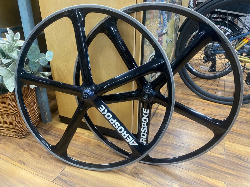 Juego de ruedas tubulares rueda libre negra brillante Aerospoke 700C Foto 2 de 4