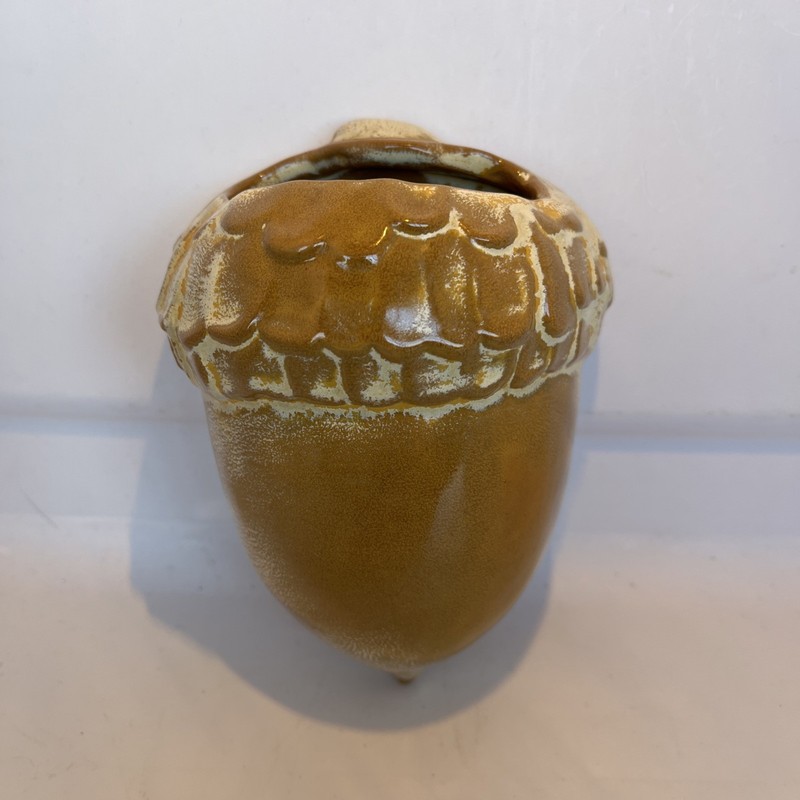 Frankoma #190 Acorn Wall Pocket, Desert Gold, 5.5”x4.5”. Excellent condition.