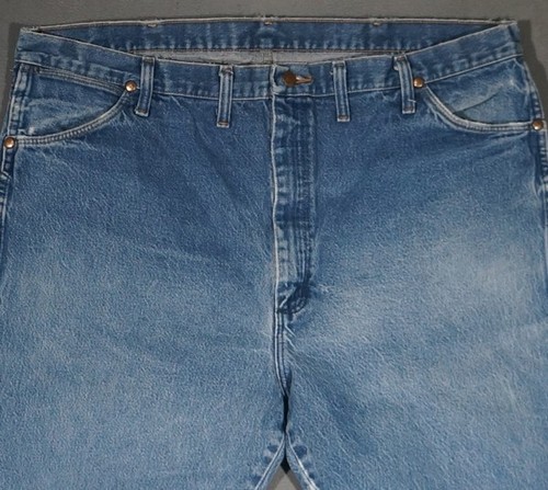 XA01413 ***WRANGLER*** 13MWZ PIERNA RECTA HOMBRE JEANS WESTERN 44X32 (msr 43"x32") - Imagen 2 de 6
