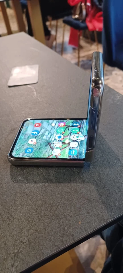 Samsung Galaxy Z Flip4 · 256GB, foto 1 di 2