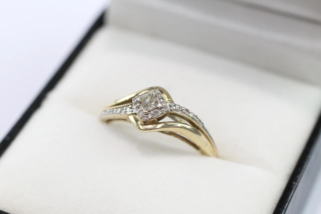 09 9ct Gold Princessa Cut Ring With Diamond Set Shoulders (3.2g)