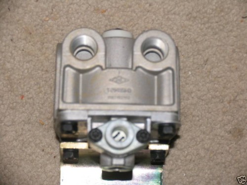 BENDIX Valve R-12DC Peterbilt Semi TrucK Trailer - Picture 2 of 5