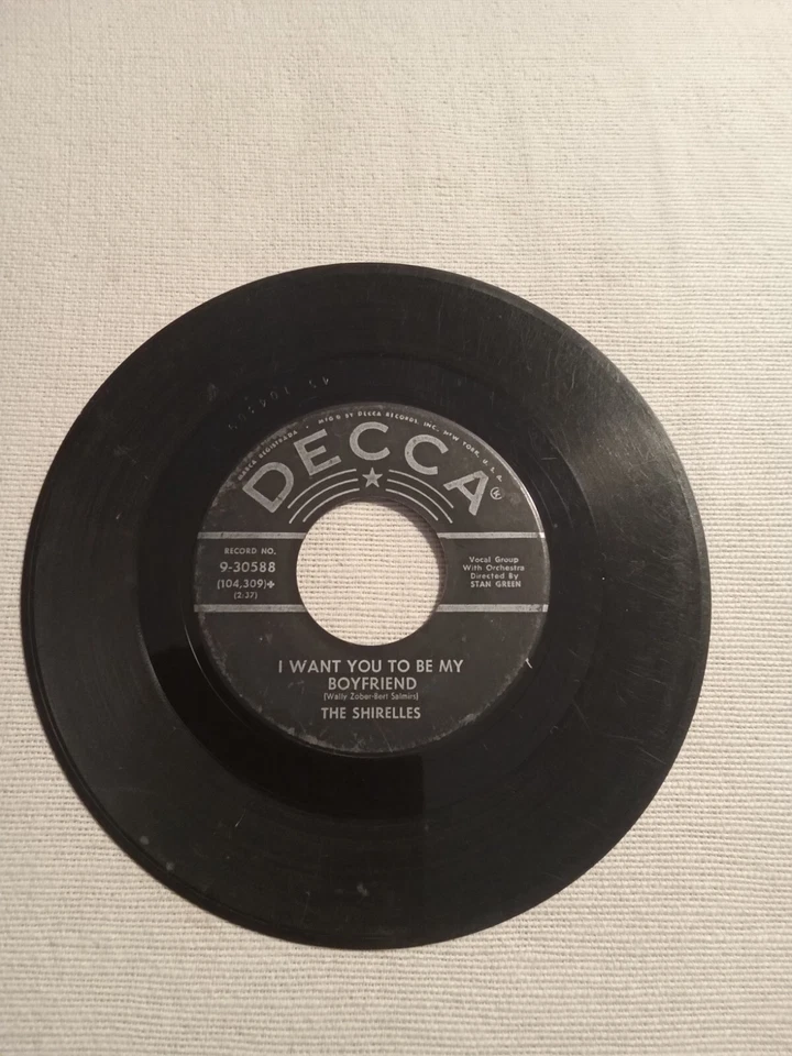 THE SHIRELLES - I MET HIM ON A SUNDAY DECCA 45 - Image 2 of 2