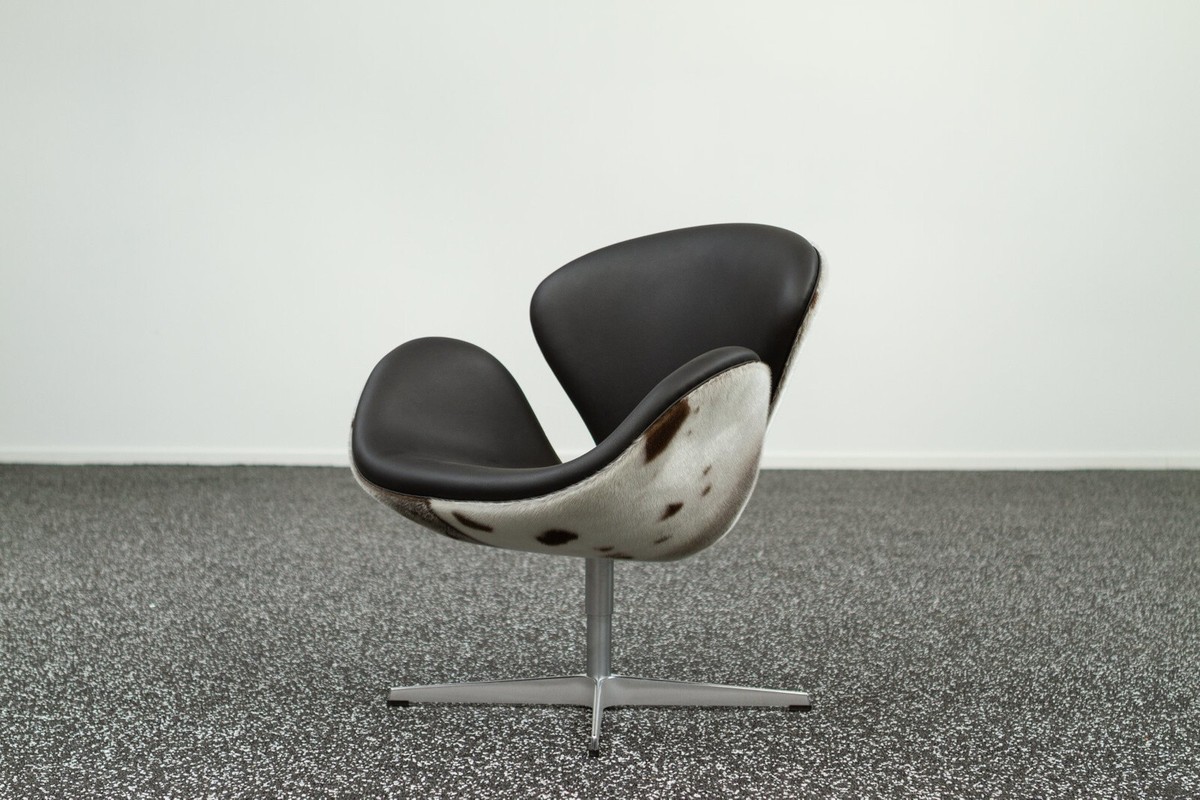 Arne Jacobsen med sælskind Arne Jacobsen med sælskind