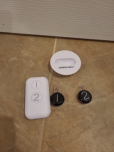 Sharper Image Portable Electronic Key Finder With 2 Fobs  - Bild 2 von 4