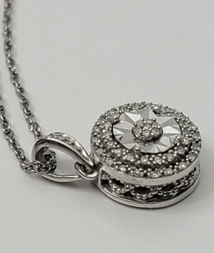 1/10 CT. T.W. Collana con ciondolo in argento sterling Halo con diamanti e catena da 18" - Foto 5 di 12