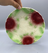 Assiette ancienne en faïence barbotine – décor de roses en relief 