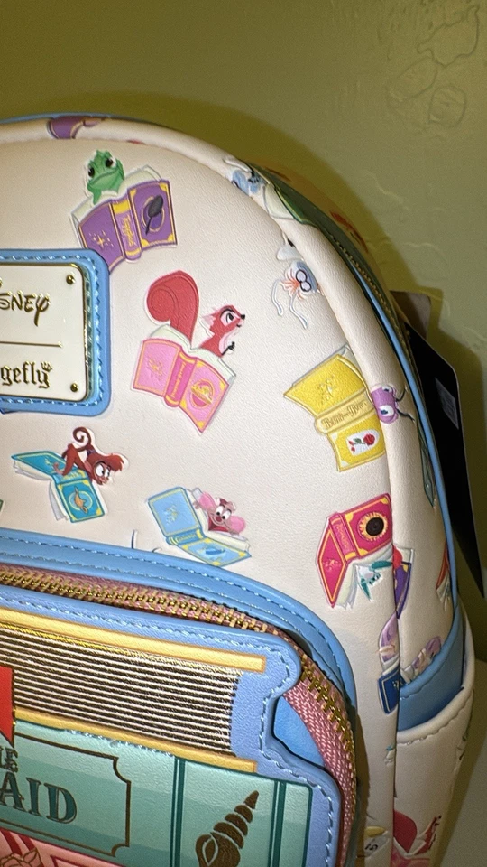 Mini Mochila Loungefly Disney Princess Books Belle Ariel Cenicienta Blancanieves Foto 2 de 4