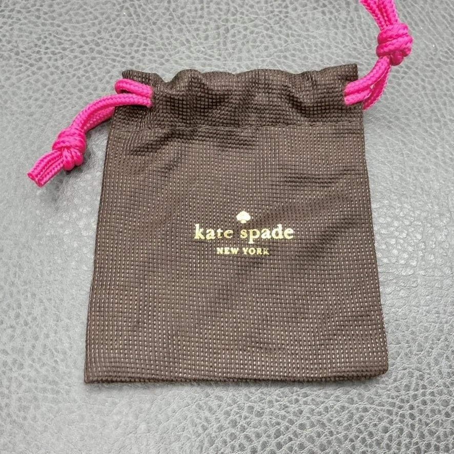 Brincos Kate Spade New York com trava de pá e cadeado pendente bolsa tom dourado 3/4" - Imagem 2 de 4