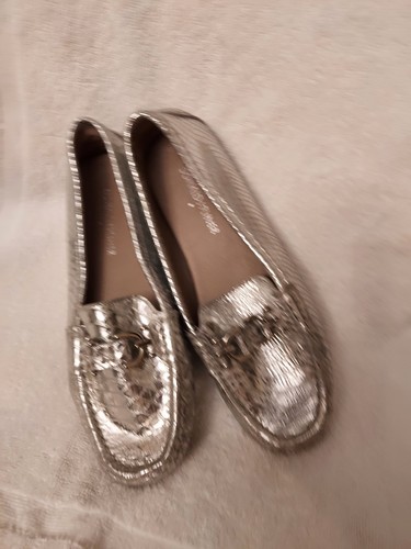 Donald Pliner Womens Penny Loafers Silver Crinkled Leather Slip On Sz 7.5 - Picture 9 of 9
