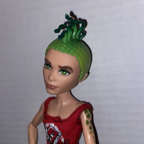 Monster High Deuce Gorgon Gürtel mit Kette, Tank Top, Sneaker Junge Puppe ohne Weste #e9 - Bild 2 von 4